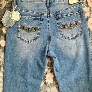 NWT! Straight Leg Blue Jeans Size 7/28 
Adorable flower embroidered back pockets